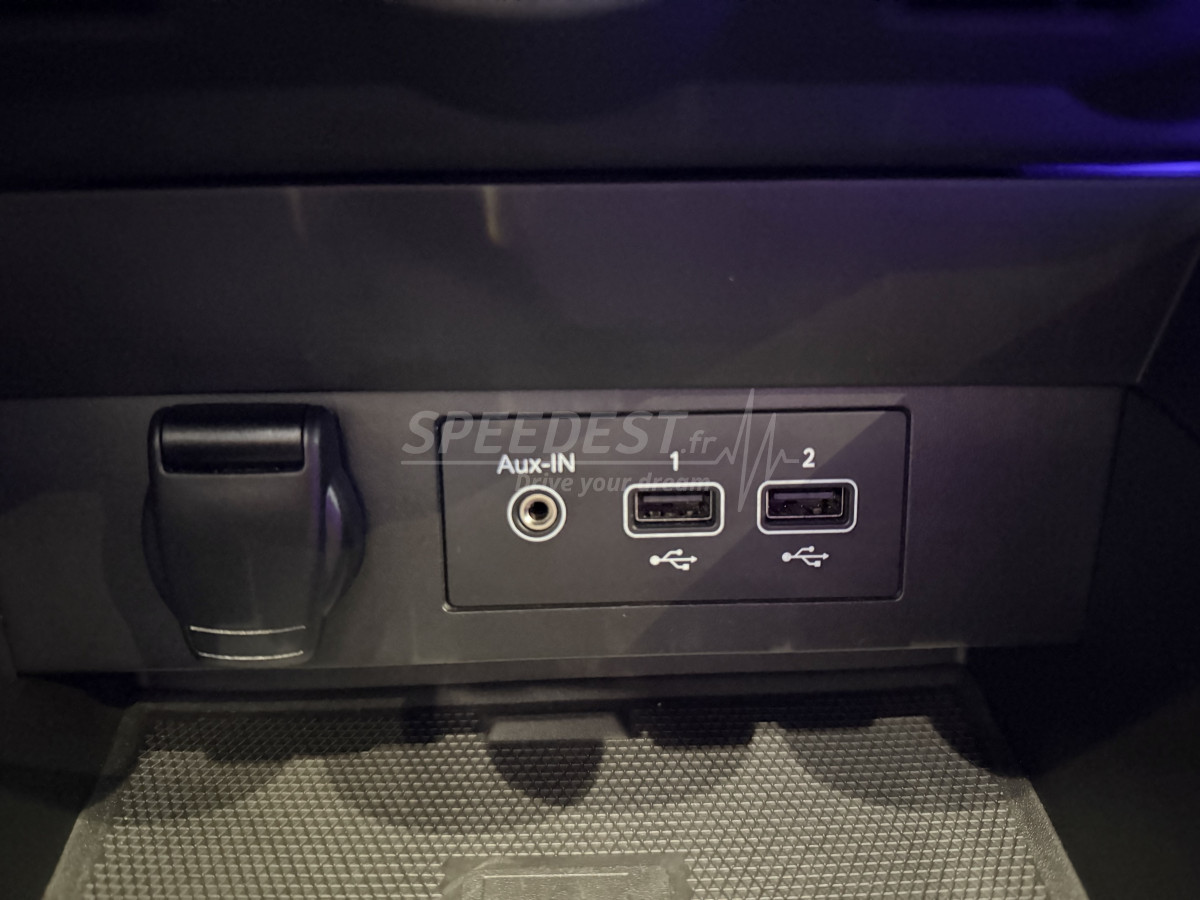 CLIO LIMITED -27 500KM-