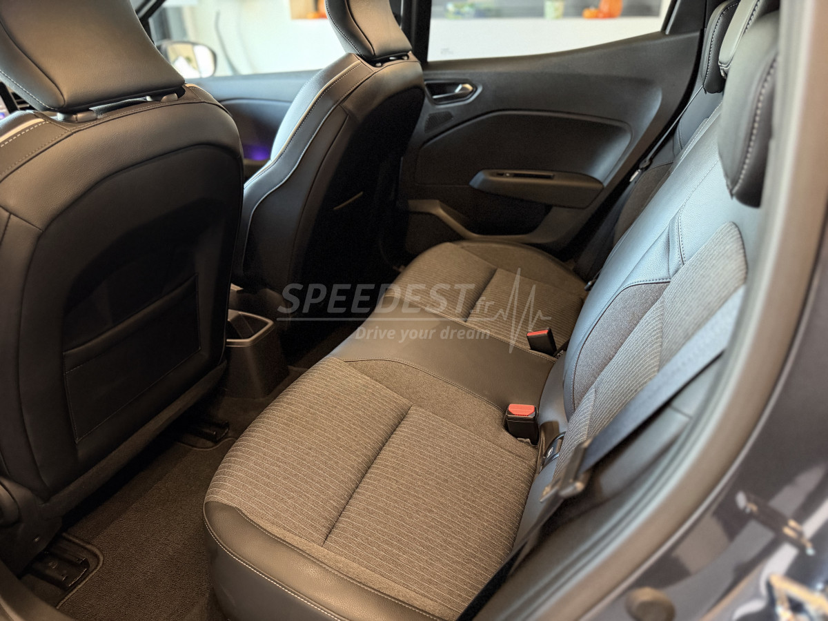 CLIO LIMITED -27 500KM-