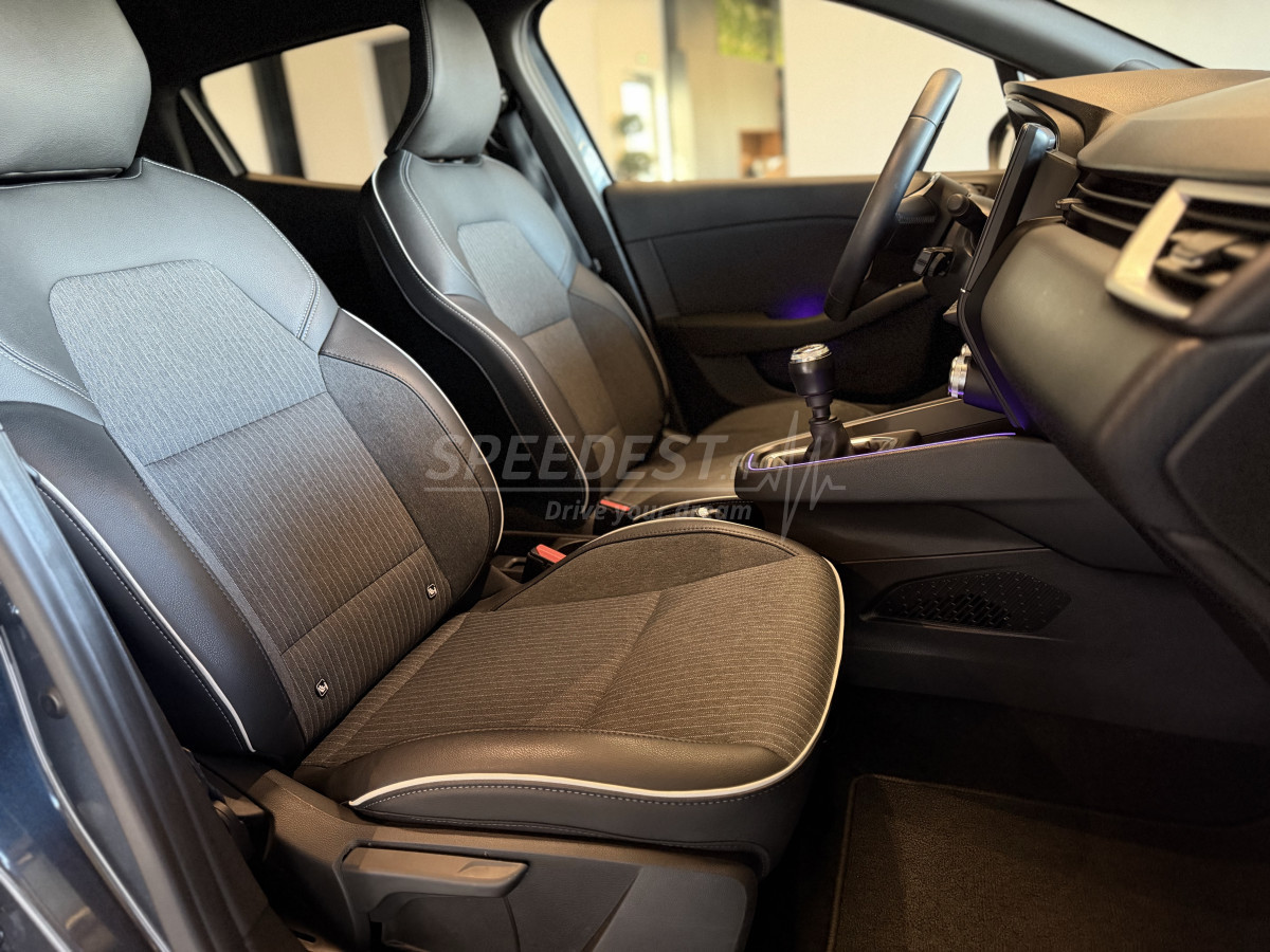 CLIO LIMITED -27 500KM-